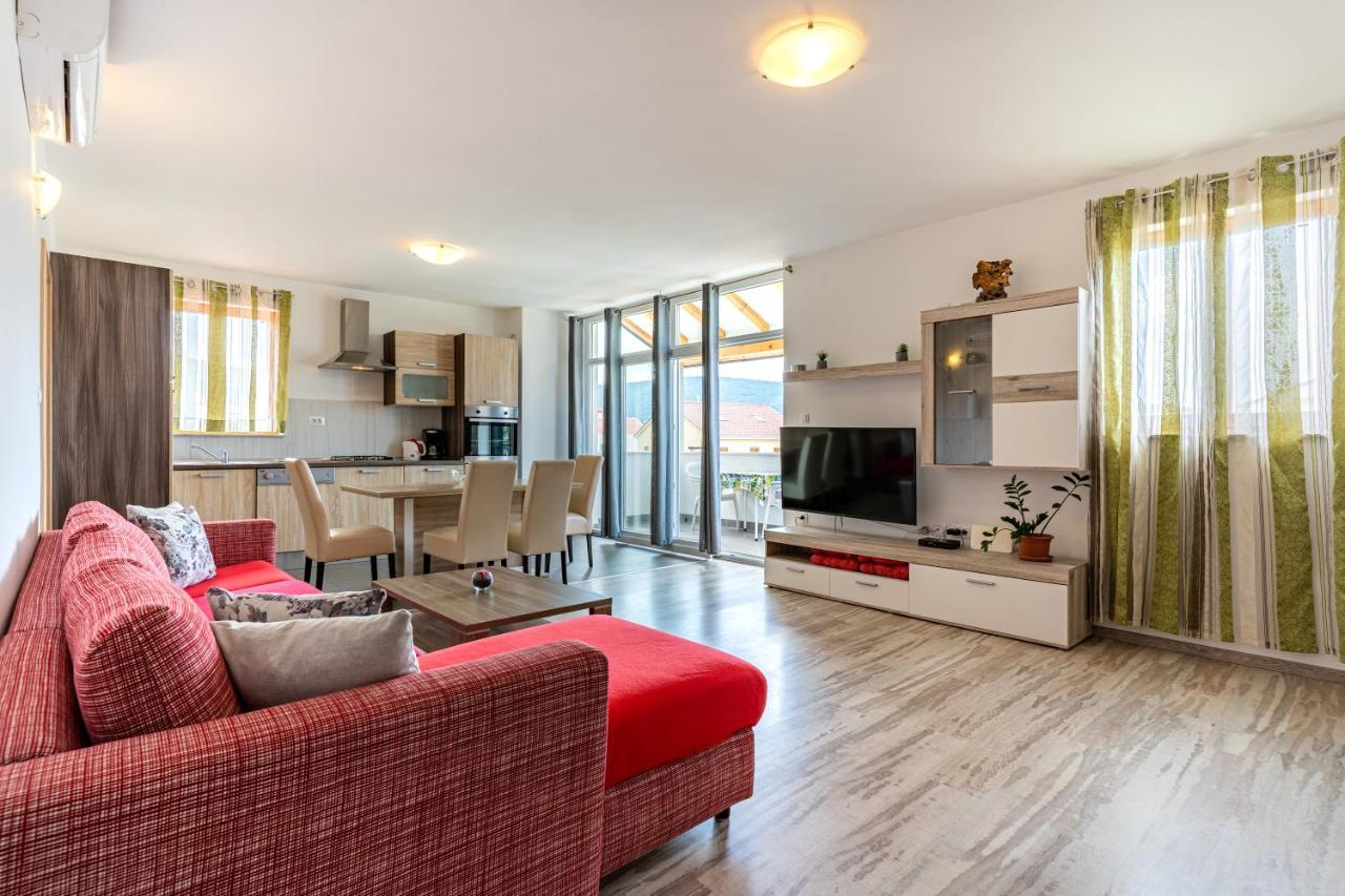 Livia Apartment *